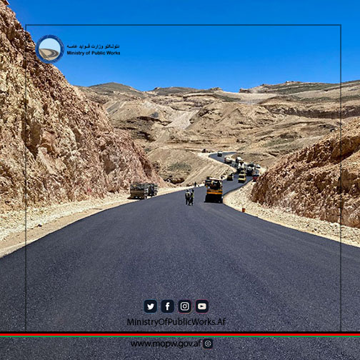 په میدان وردګو ولایت کې د یکاولنګ - دره صوف سړک د قیر اچونې چارې د انځو په بڼه 