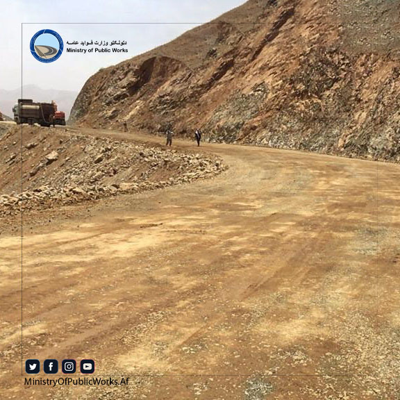 دایکندي ولایت: د رباط - میرامور اسفالټ سړک رغنیزې چارې ۵۷ سلنه کاري پرمختګ لري