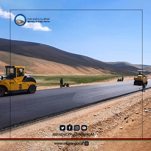 په میدان وردګو ولایت کې د یکاولنګ - دره صوف سړک د قیر اچونې چارې د انځو په بڼه 