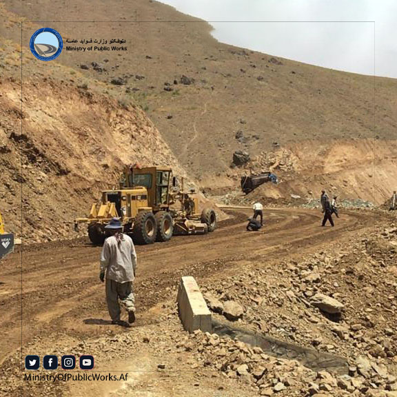 دایکندي ولایت: د رباط - میرامور اسفالټ سړک رغنیزې چارې ۵۷ سلنه کاري پرمختګ لري