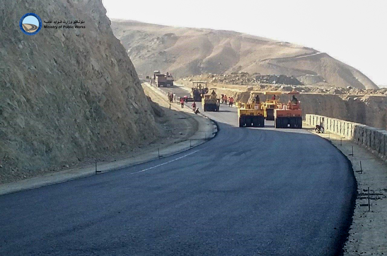 د دوشي - بامیانو د لومړۍ برخې سړک د جوړلو چارې ۴۸ سلنه کاري پرمختګ لري