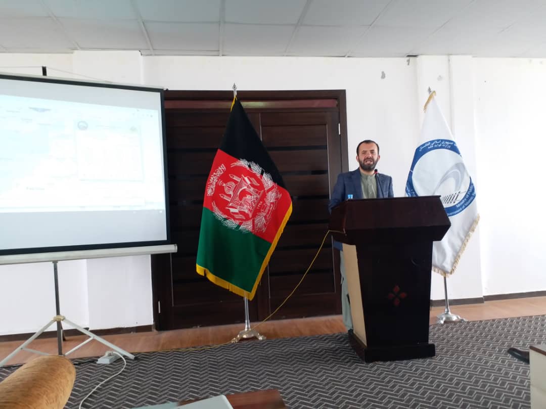 وزیر فوایدعامه با والی نورستان در مورد اعمار و ساختمان سرک های سومین پارک ملی و پروژه های دیگر دیدار و گفتگو نمود