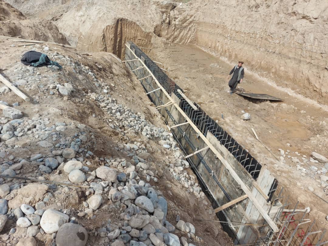 کار اعمار و ساختمان سرک ولسوالی ینگی قلعه - چاه آب ولایت تخار جریان دارد