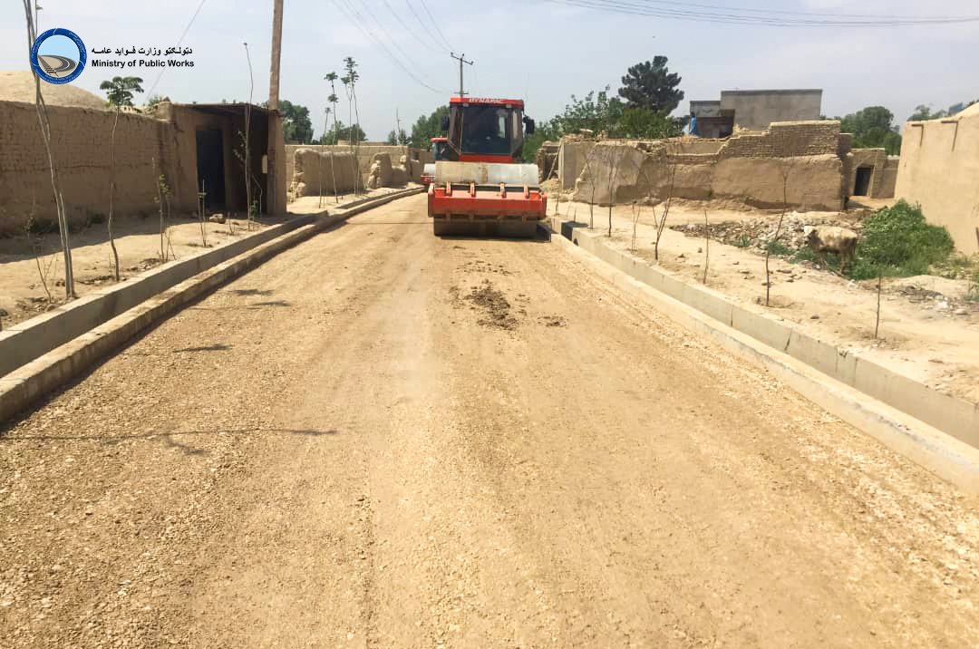 کار اعمار و ساختمان سرک از مزار شریف الی مرکز قریه بابه قج قار ولسوالی نهری شاهی ولایت بلخ جریان دارد