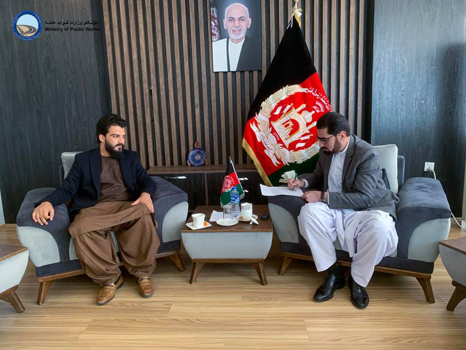 والی لغمان برای تکمیل سرک پوهنتون و بعضی سرک های دیگر با وزیر فواید عامه دیدار کرد