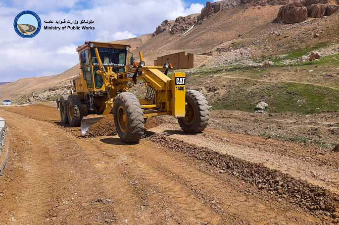 کار اعمار و ساختمان سرک نعل شیره الی دروازه شهیدان ولایت بامیان عنقریب تکمیل میگردد