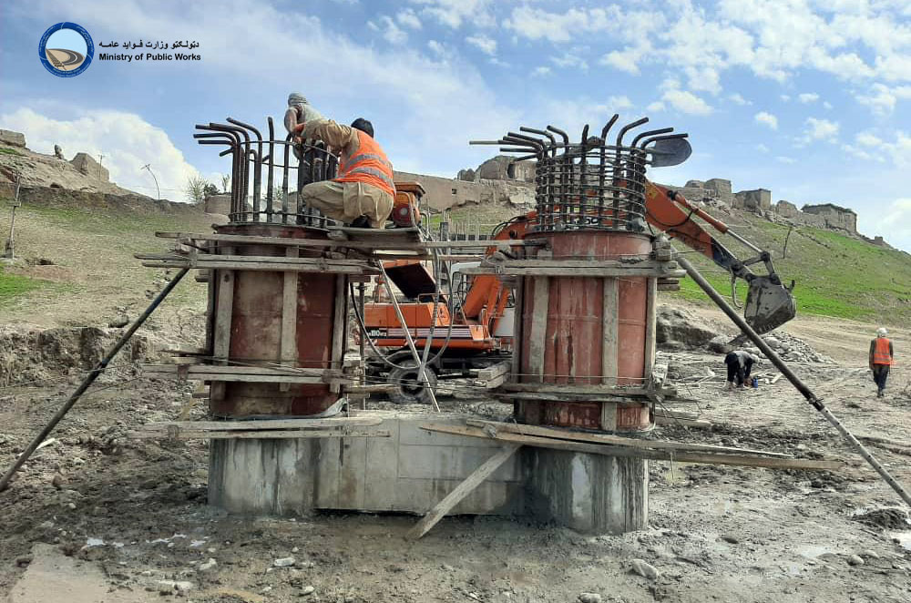 په تخار ولایت کې د یو نوي جوړیدونکې پُل رغنیزې چارې د ۳۳ سلنه کاري پرمختګ سره دوام لري