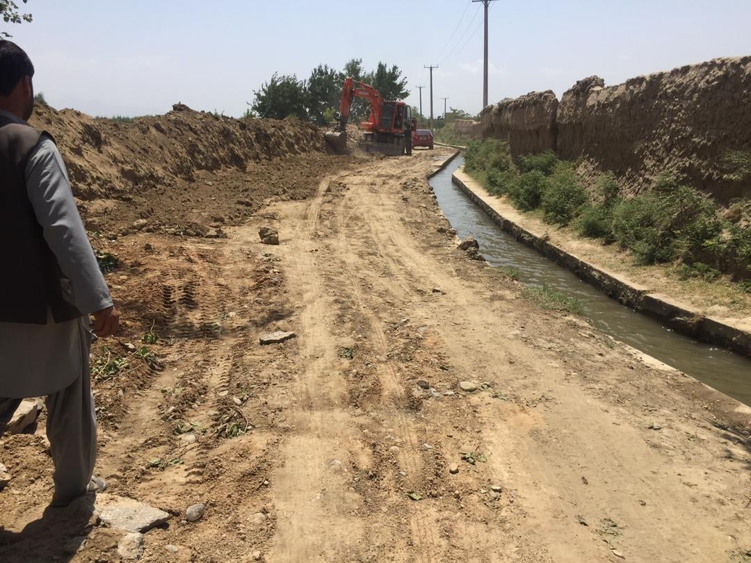 د پروان ولایت په مرکز کې د ۲.۵ کیلومتره سړک جوړلو کار پیل شو