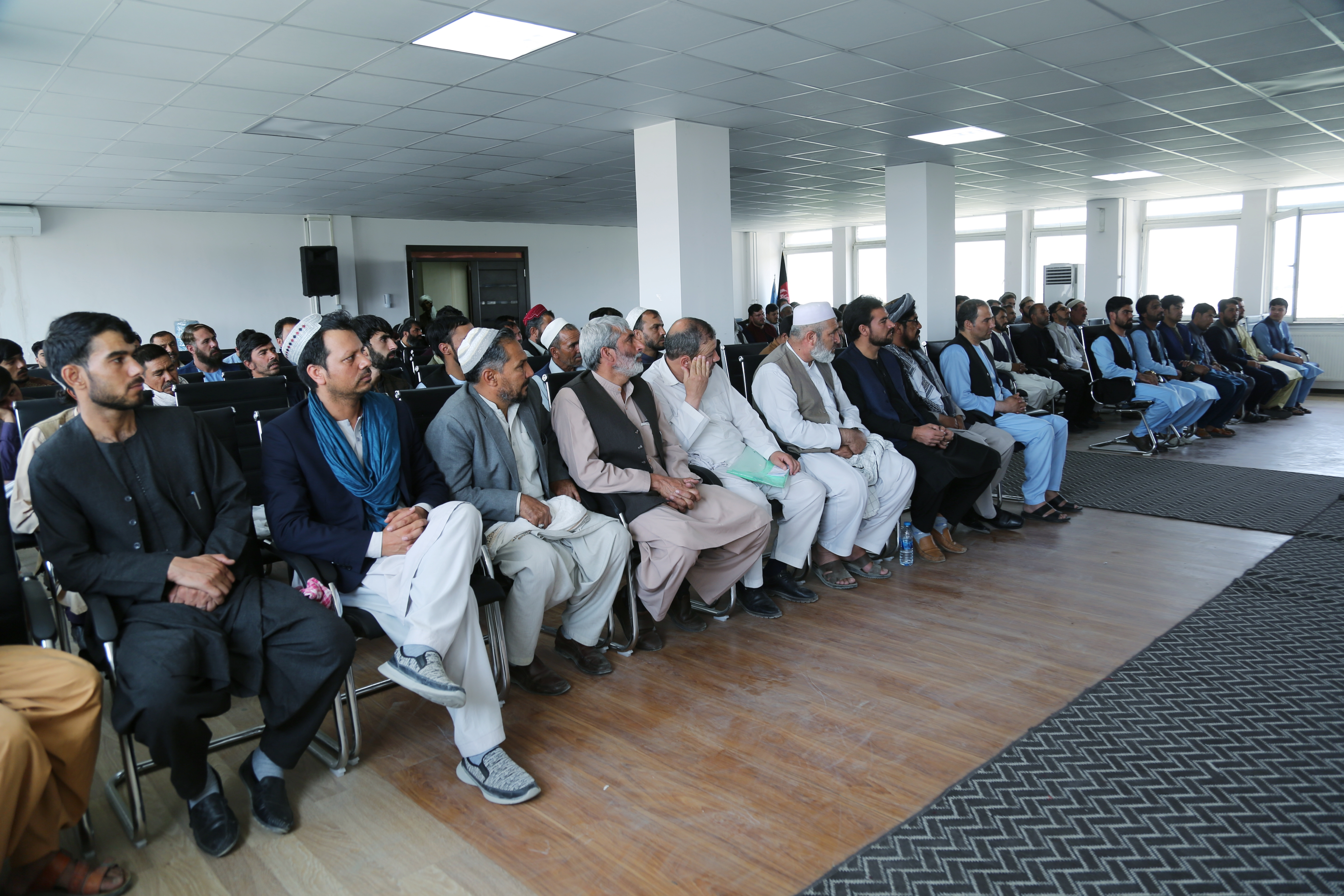 د ټولګټو وزارت سرپرست د دې وزارت له کارکوونکو او خدماتي پرسونل سره وکتل