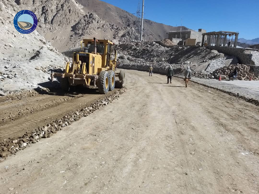 د سالنګ لویې لار د ٣٠ کیلومتره سړک د ترمیم چارې دوام لري 