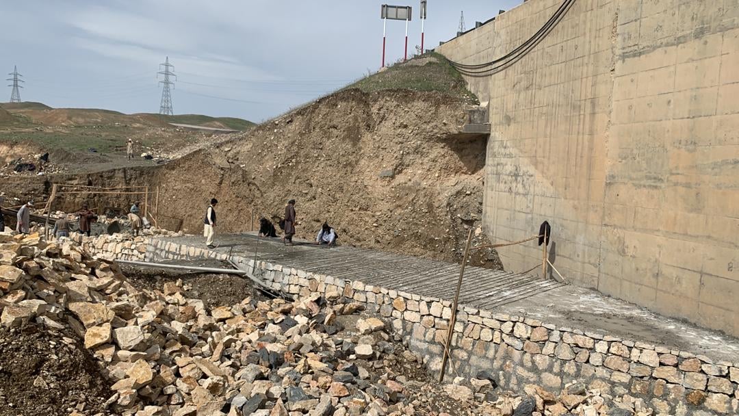 سمنگان: کار ترمیم سه پایه پُل در مسیر شاهراه ایبک – پلخمری جریان دارد