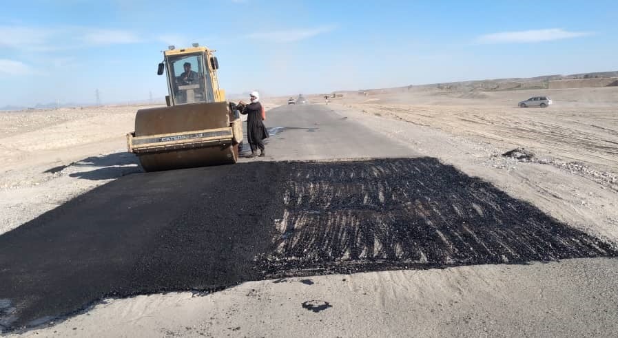 هلمند: کار ترمیم سرک ملنگ کاریز – گرشک و ۱۸ پایه پلچک ۶۰ فیصد پیشرفت کاری دارد
