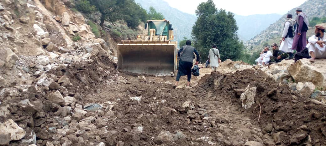 نورستان: پاککاری مسیر سرک کنر - مرکز نورستان در ولسوالی واما به شدت جریان دارد