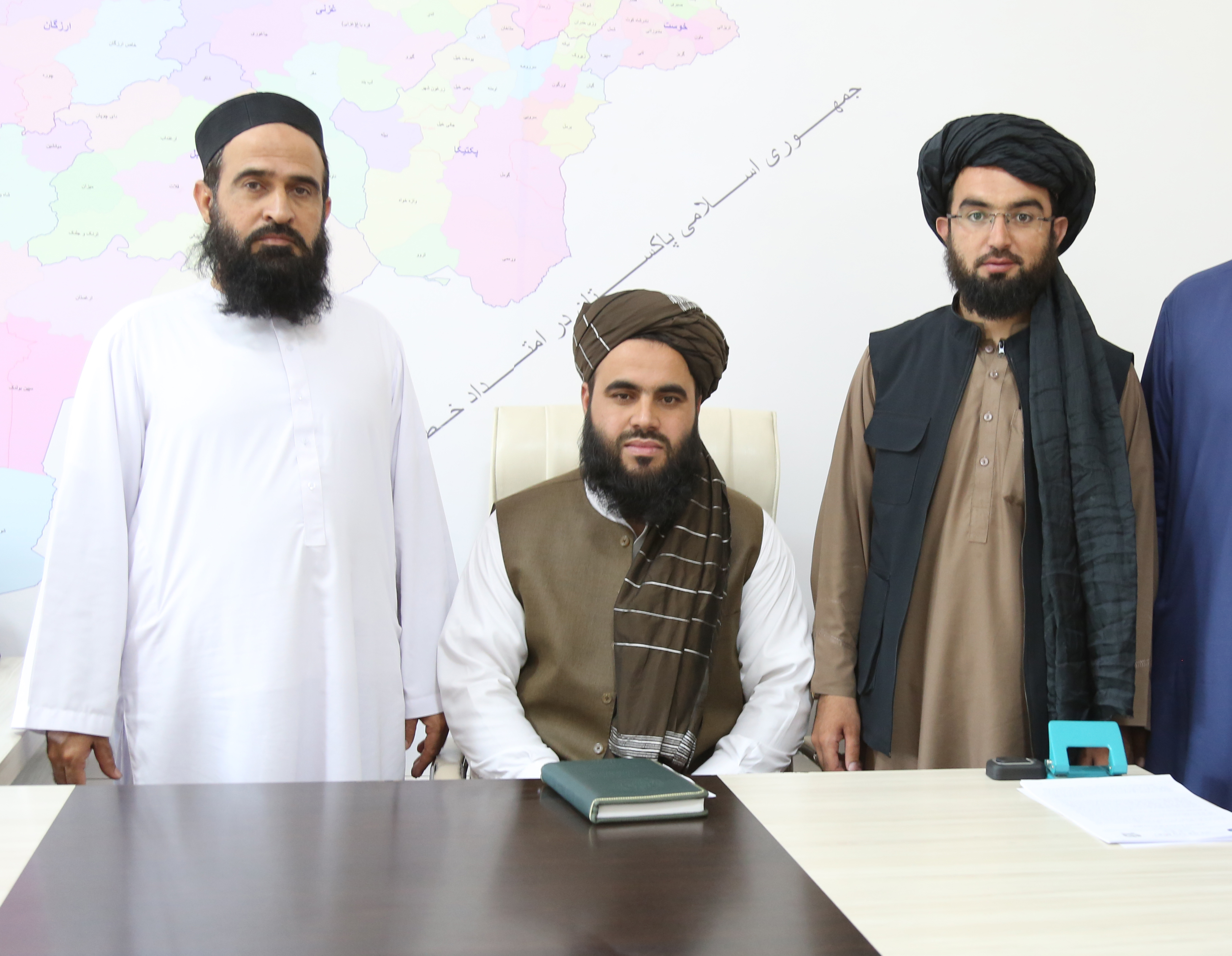 پنجشیر: کار ترمیم یک سربند برق آبی در این ولایت تکمیل گردید سه شنبه ۱۱محرم،۱۴۴۴ به اساس هدایت محترم الحاج ملاعبدالمنان عمری سرپرست وزارت فوایدعامه، به ریاست فواید عامه ولایت پنجشیر، کار ترمیم یک سربند برق آبی در قریه دشت یورت ولایت پنجشیر که قبلاً آغاز شده بود تکمیل گردید. قابل یاد آوری است که با تطبیق این پروژه در حدود ۵۰۰ فامیل از نور برق مستفید شده اند. با این حال باشندگان روستای دشت ریوت از ریاست فواید عامه بخاطر پاک سازی و ترمیم دوباره سربند برق مذکور ستایش نموده و از توجه خاص شخص وزیر فواید عامه اظهار