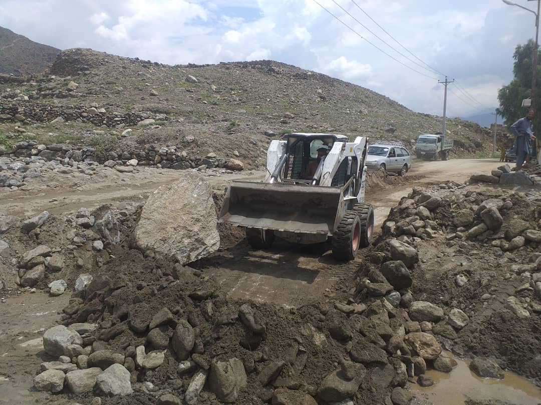 د هیواد په یو شمیر ولایتونو کې د بندو لارو د خلاصولو کار دوام لري