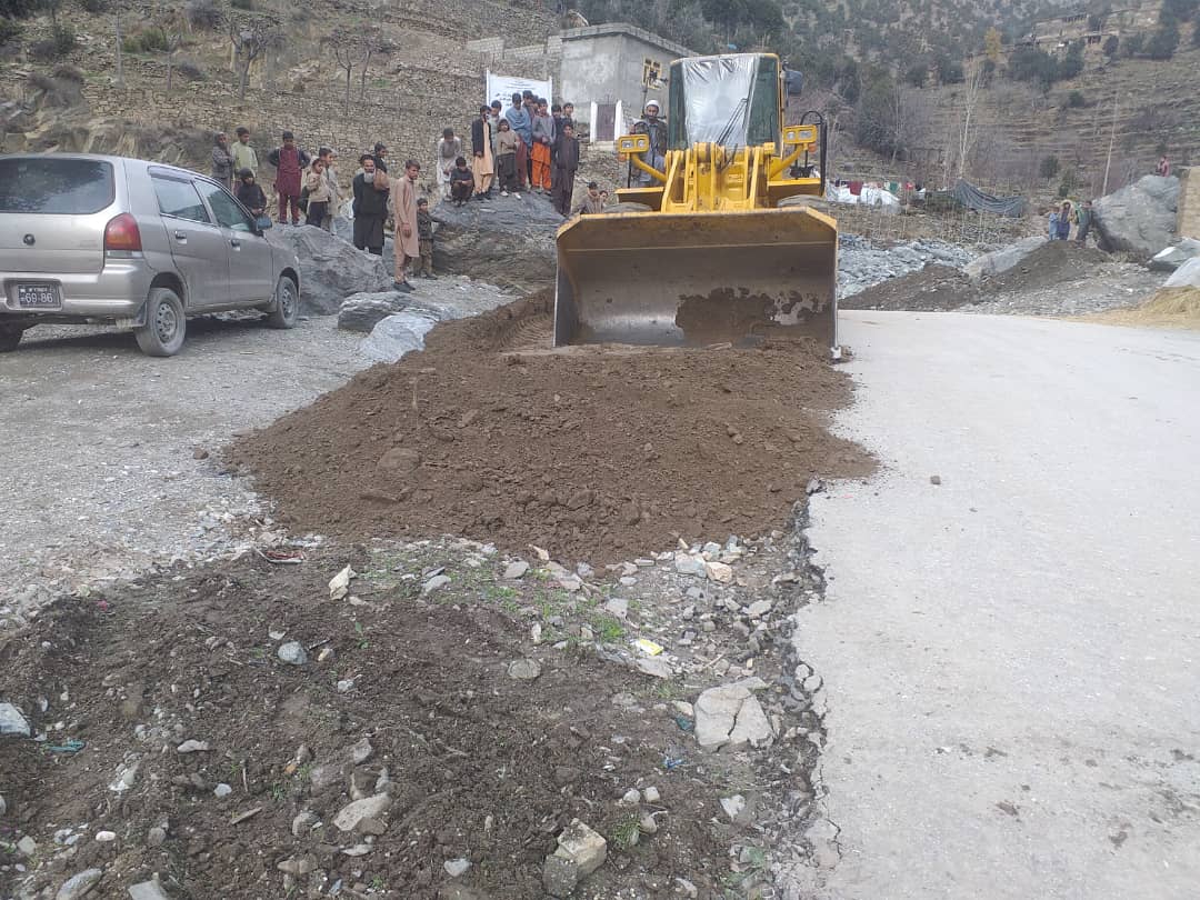 پاک کار سرک عمومی ولسوالی های دانگام و اسمار ولایت کنر از مواد رسوبی جریان دارد