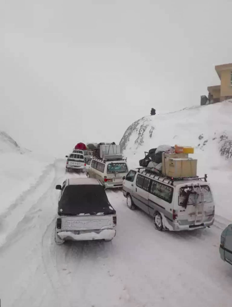 وزارت فوایدعامه ده‌ها مسافر را که در مسیر های صعب العبور برف‌باری های اخیر گیرمانده بودند نجات داده است