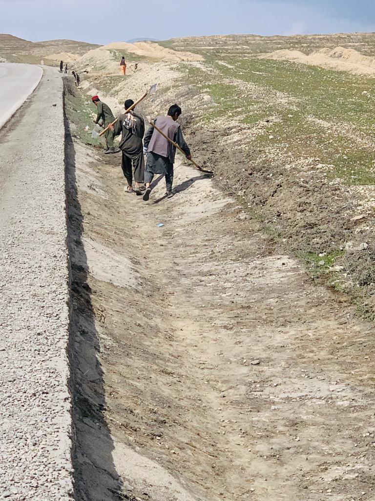 سمنګان:د ایبک ۔ مزارشریف لویې لارې اړوند د خاورو او رسوبي موادو له امله د بندو پُلګوټو او ویالو د پاکولو چارې جریان لري