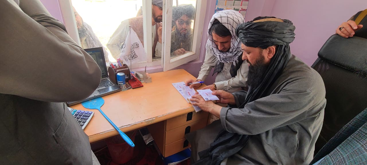 معین حفظ ومراقبت سرک های وزارت فوایدعامه از ریاست فوایدعامه بلخ، بندر حیرتان و آقینه بازدید به عمل آورد: