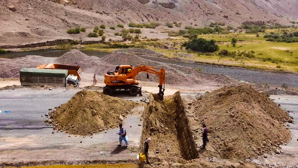دبامیان - پروان پر مسیر د ۹.۵ کيلو متره آسفالټي سړک د ترمیم کار جریان لري