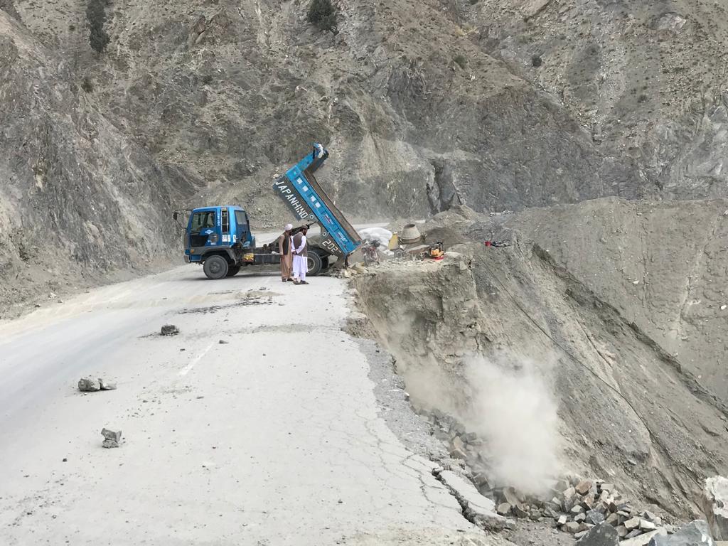 کار ترمیم  ۵۰ متر دیوار استنادی مسیر شرنه – ارگون جریان دارد