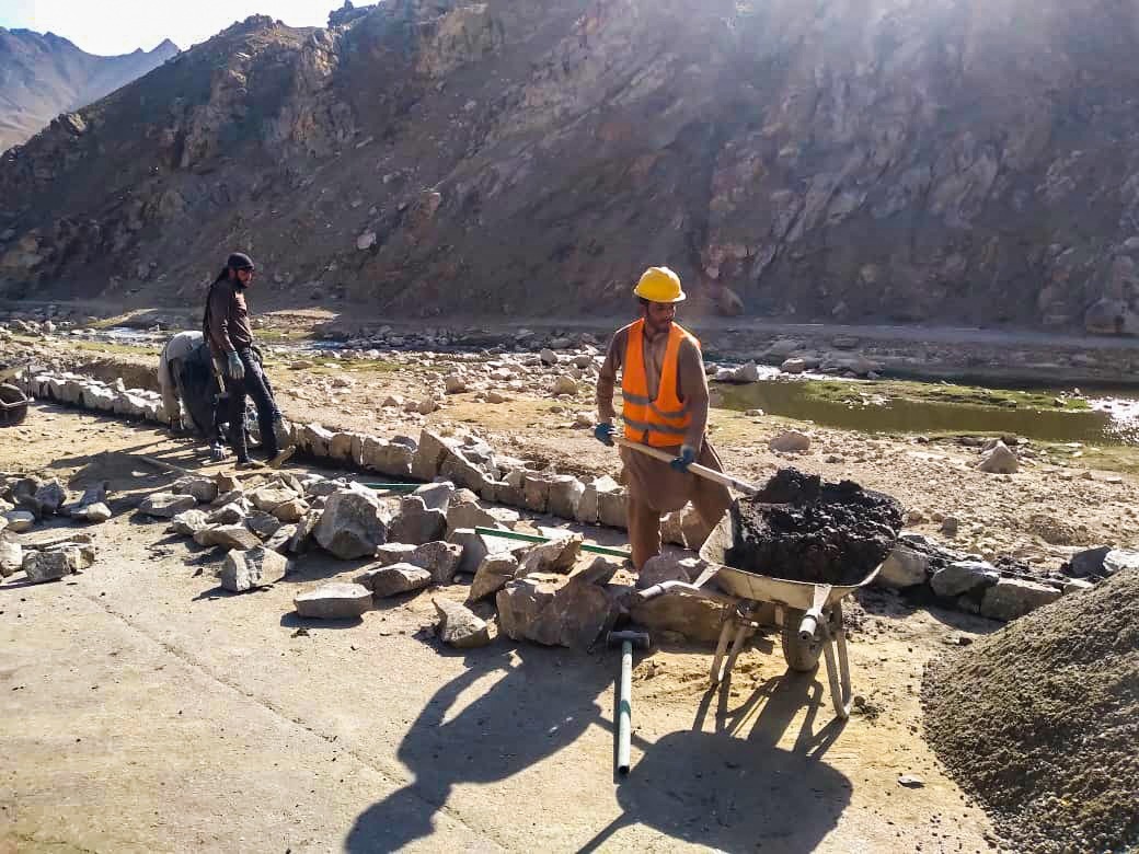 ترمیم قسمت های تخریب شده‌ی شاهراه کابل – جلال آباد و دیوار های استنادی آن جریان دارد