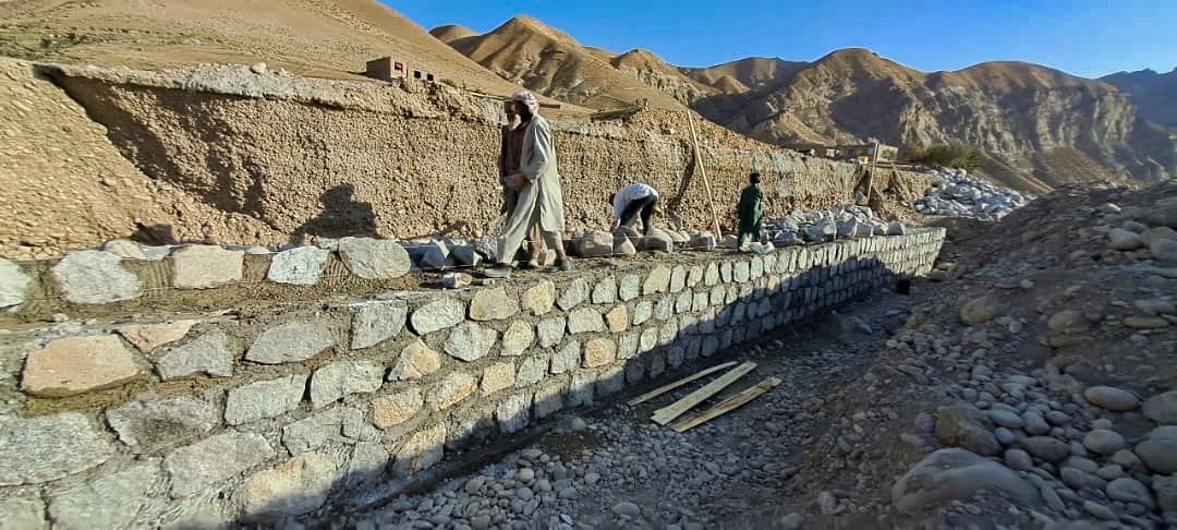 د بد خشان – تخار لویې لارې د ویجاړو برخو او استنا دي دیوالونو د ترمیم کار د څه باندې ۱۲ میلونه افغانیو په ارزښت جریان لري