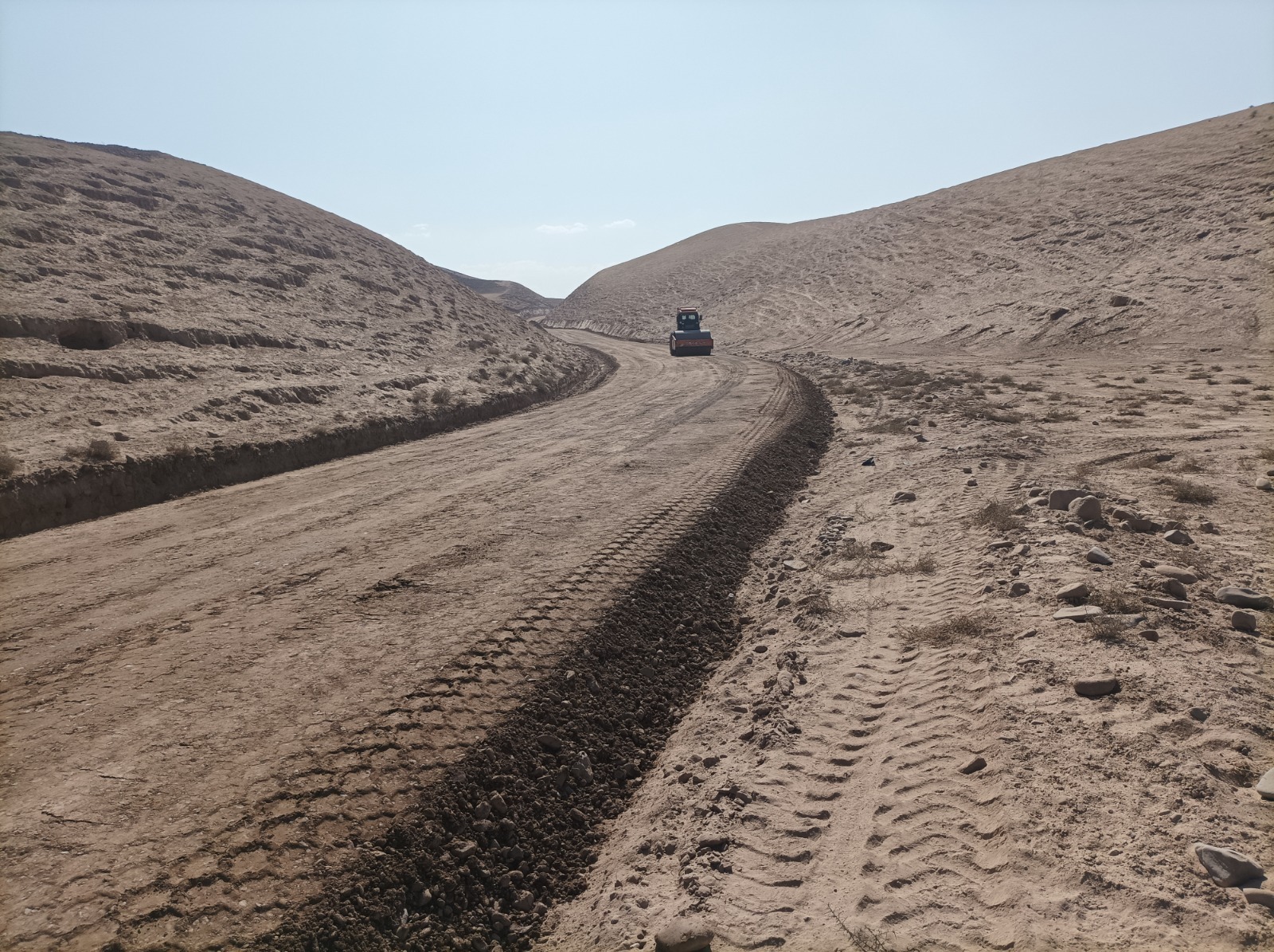 په بادغيس ولايت کې د څه باندې ۴۹.۲ ميليونه افغانيو په ارزښت د سړک د ترمیم پروژه تطبیق کیږي