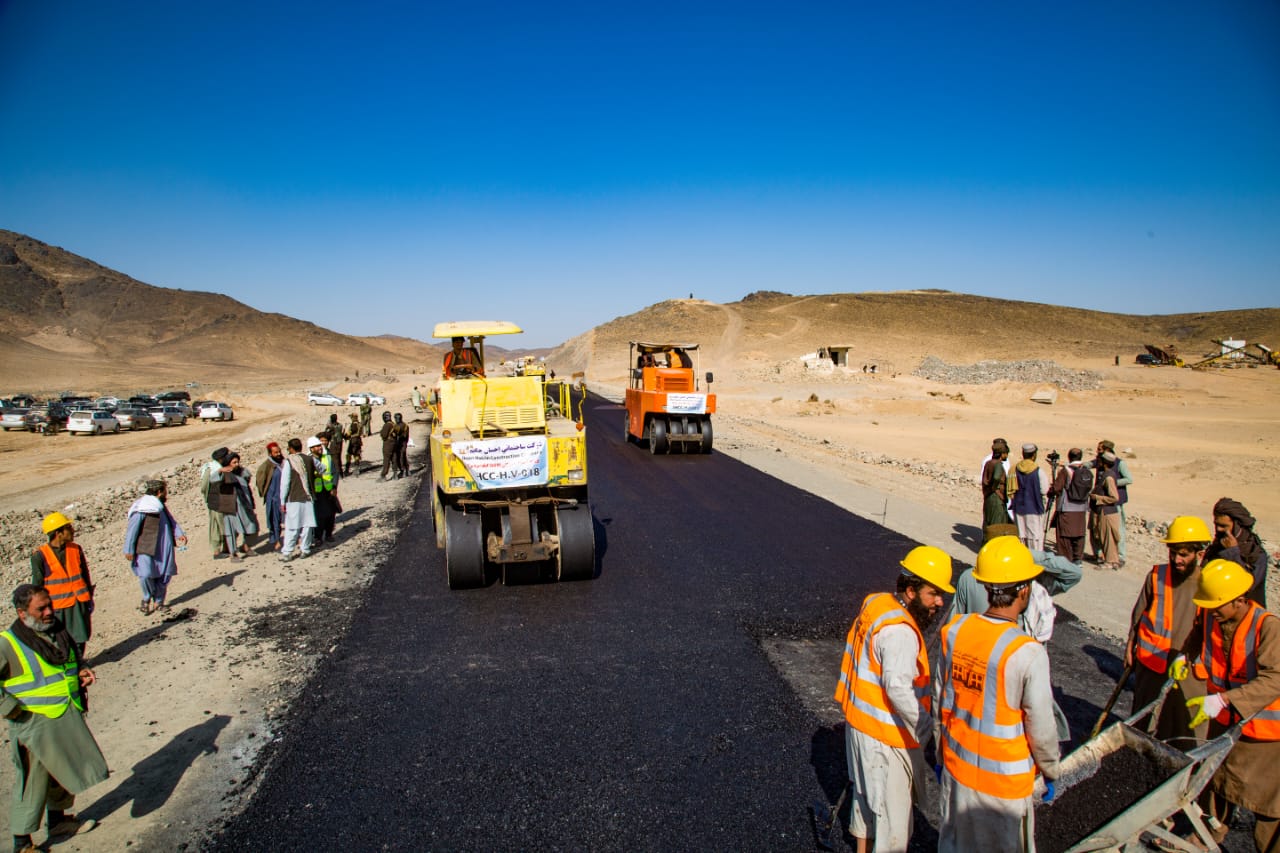 کار قیر ریزی ٢٠٩ کیلو متر سرک، شاهراه کندهار - ارزگان آغاز گردید