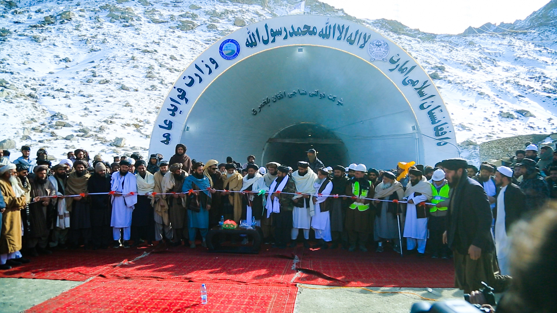 د ټولګټو وزارت لخوا د سالنګونو لویې لارې اړوند د تونل د دننه برخې او ۱۶ مې ګالرۍ د کانکریټ اچونې چارې بشپړې او یاده لویه لار د کوچنیو ترافیکو پرمخ پرانیستل شوه