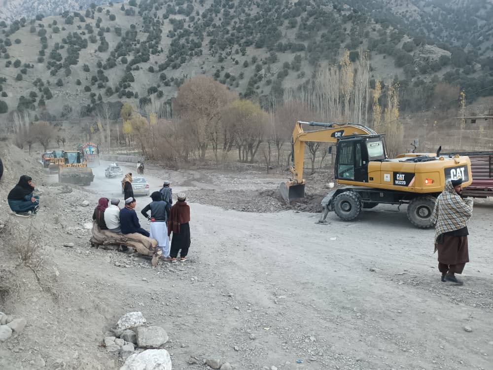 کار ترمیم و پاک کاری سرک شوات ولسوالی احمد خیل جریان دارد
