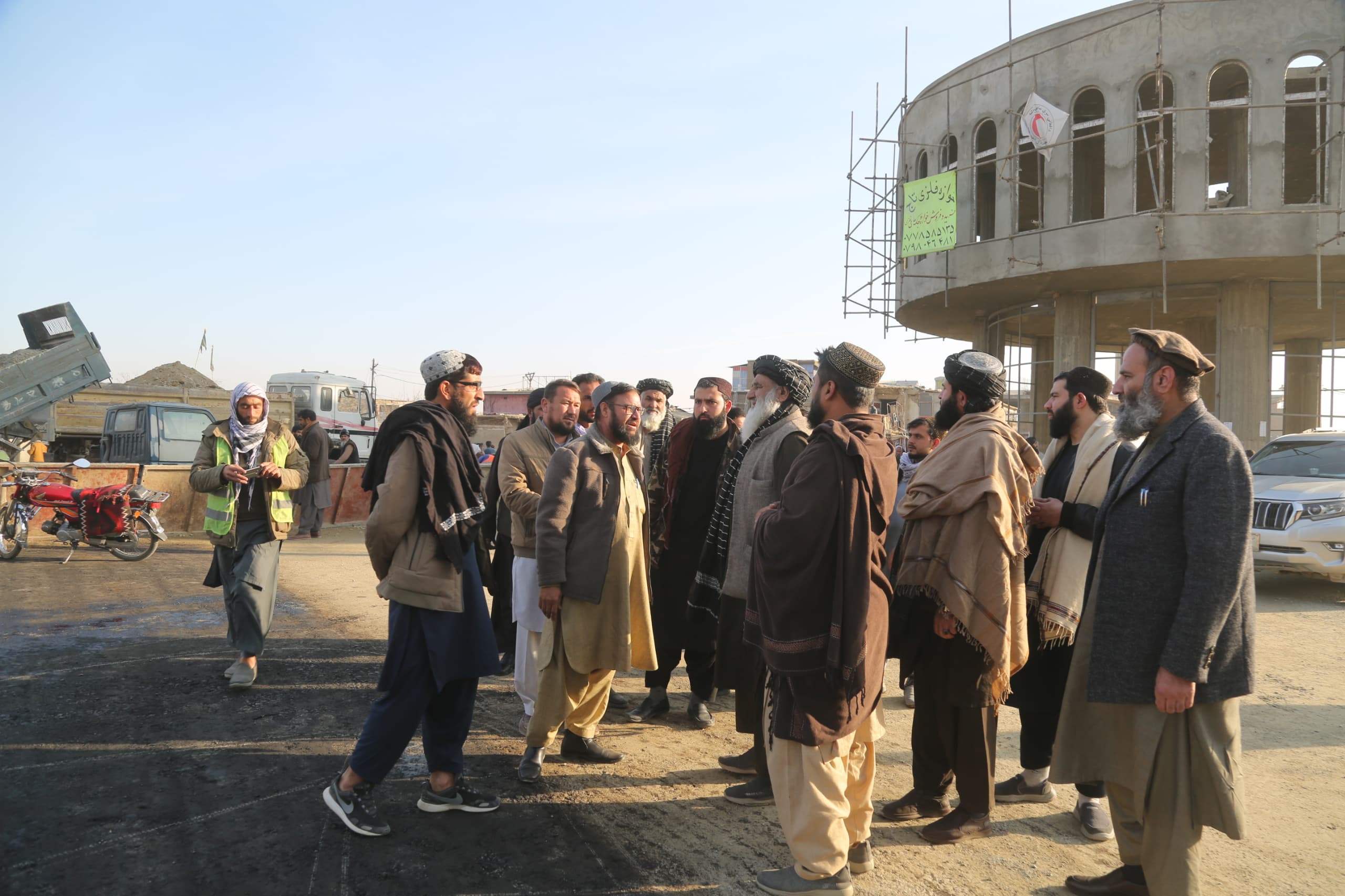 سرپرست وزارت فواید عامه از جریان کار سرک اتصالی چوک شهر چاریکار ولایت پروان بازدید به عمل آورد