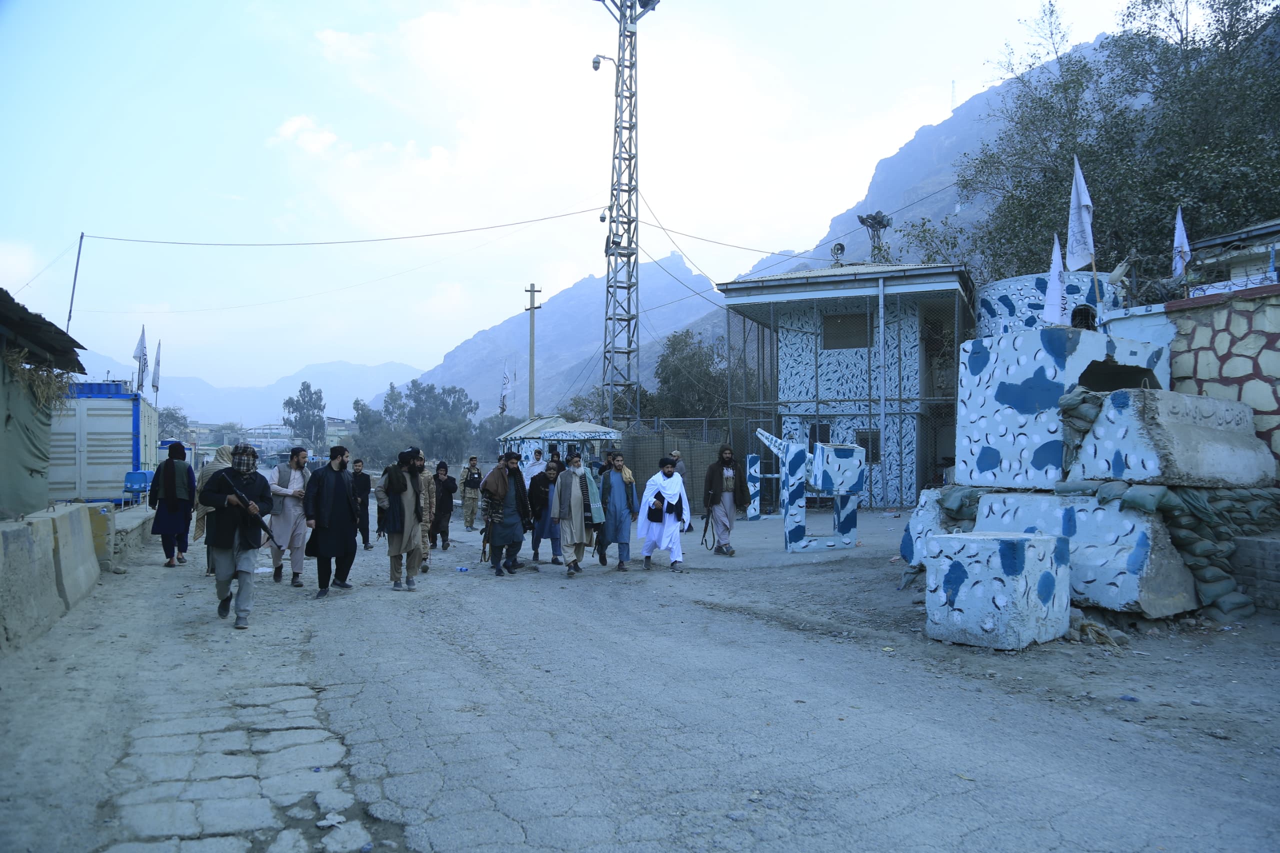 سرپرست وزارت فواید عامه از شاهراه جلال آباد - تورخم بازدید به عمل آورد