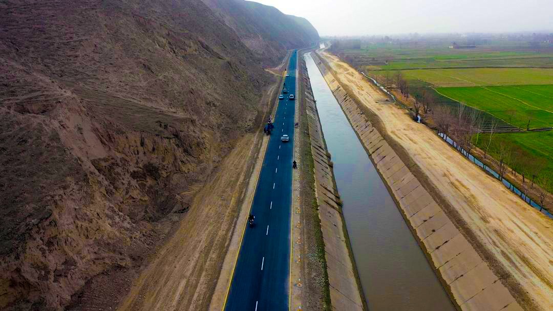 کار ترمیم و داغ‌گیری شاهراه کندز - تخار به ارزش بیشتر از  ۳۸ میلیون افغانی تکمیل گردید