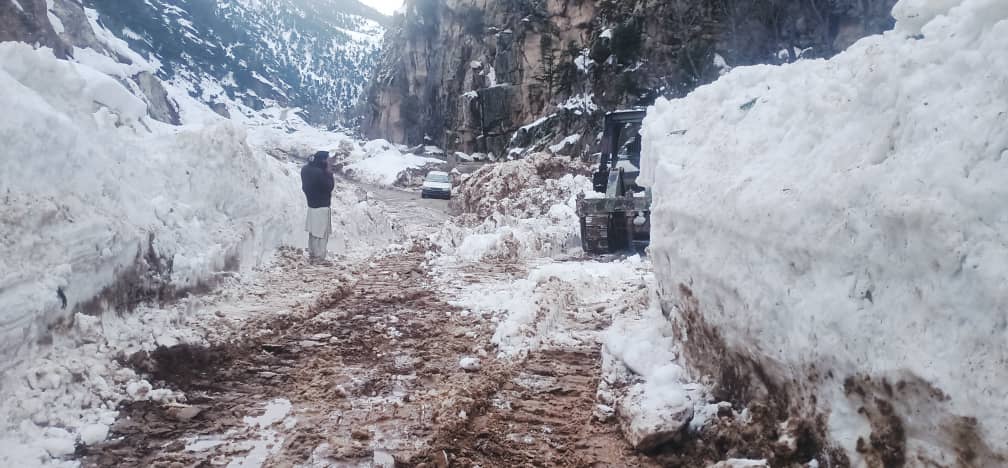 شماری از شاهراه ها و سرک های کشور که از اثر بارش برف و طوفان بروی ترافیک مسدود گردیده بود پاک کاری و بروی ترافیک باز گردید