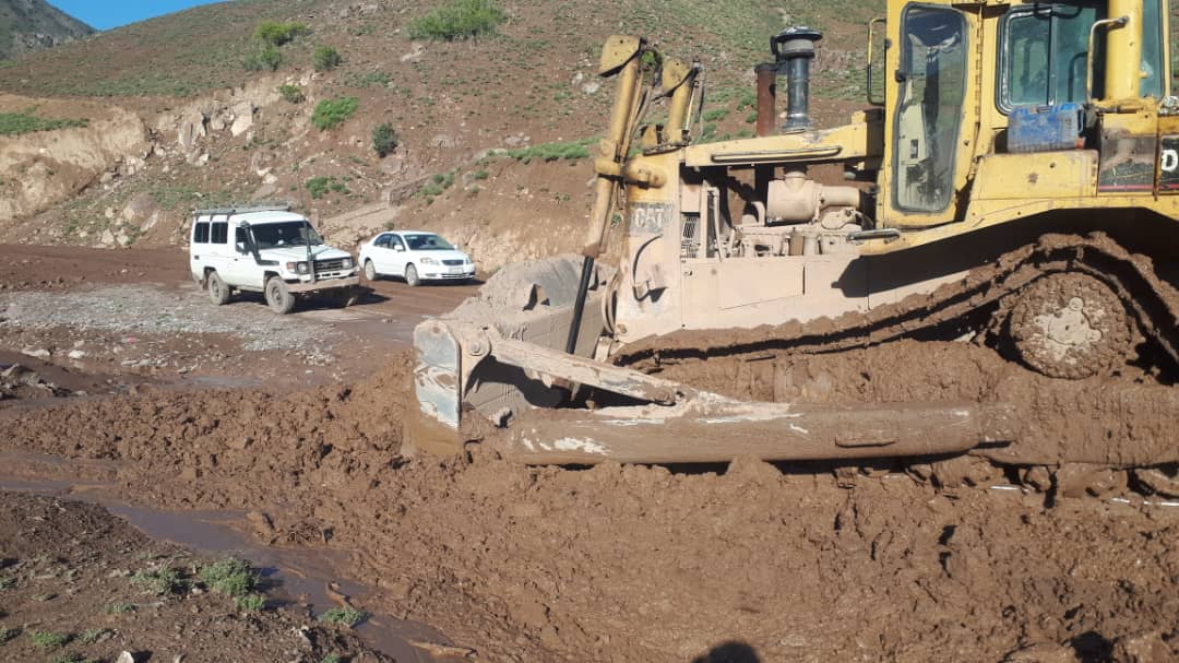 پاک کاری شماری از مسیر ها در ولایات مختلف کشور از مواد رسوبی سیلاب های اخیر به شدت جریان دارد