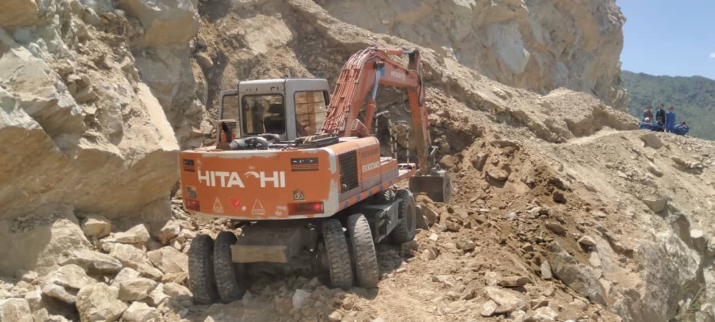 کار ترمیم قسمت های تخریب شده و پاک کاری مواد رسوبی شماری از شاهراه ها و سرک های کشور به شدت جریان دارد 