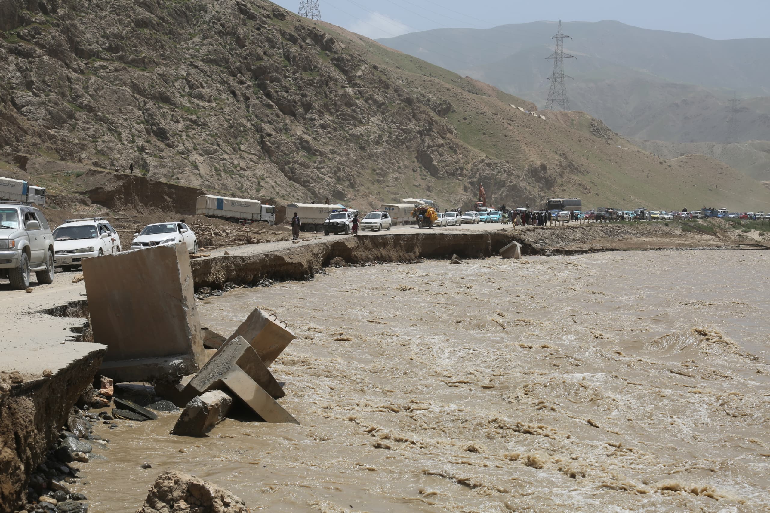 د ټولګټو وزارت له لوري د کابل- شمال لويې لارې اړوند د بغلان ولایت دوشي سیمه کې د سړک ويجاړې برخې بیا رغول کيږي