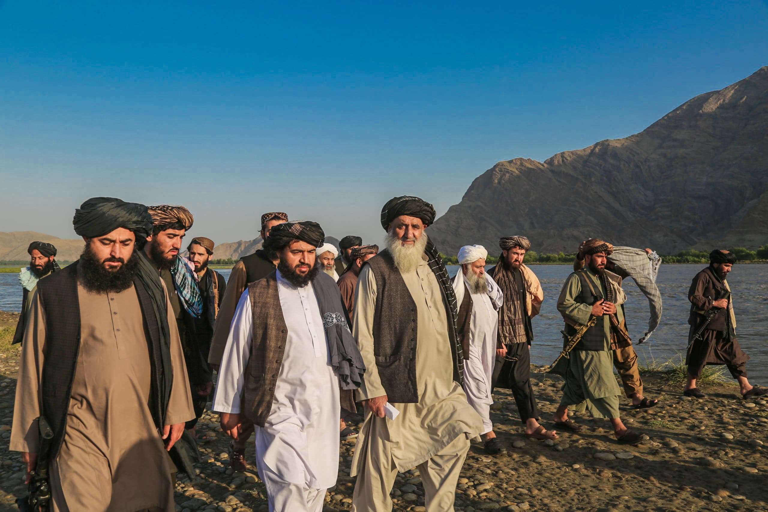 په ننګرهار ولایت کې د مومندرې ولسوالۍ اړوند د باسول په سیمه کې یو پایه کیبلي پل رغول کیږي