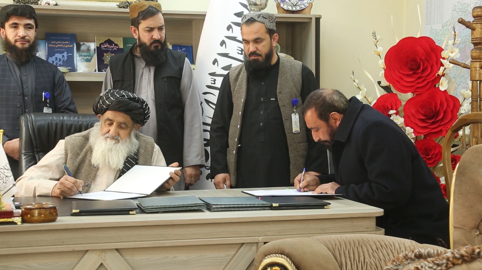 سرپرست وزارت فوایدعامه قرارداد ۳۱.۶ کیلومتر سرک اتصالی میدان وردک و لوگر را با دو شرکت خصوصی امضاء نمود