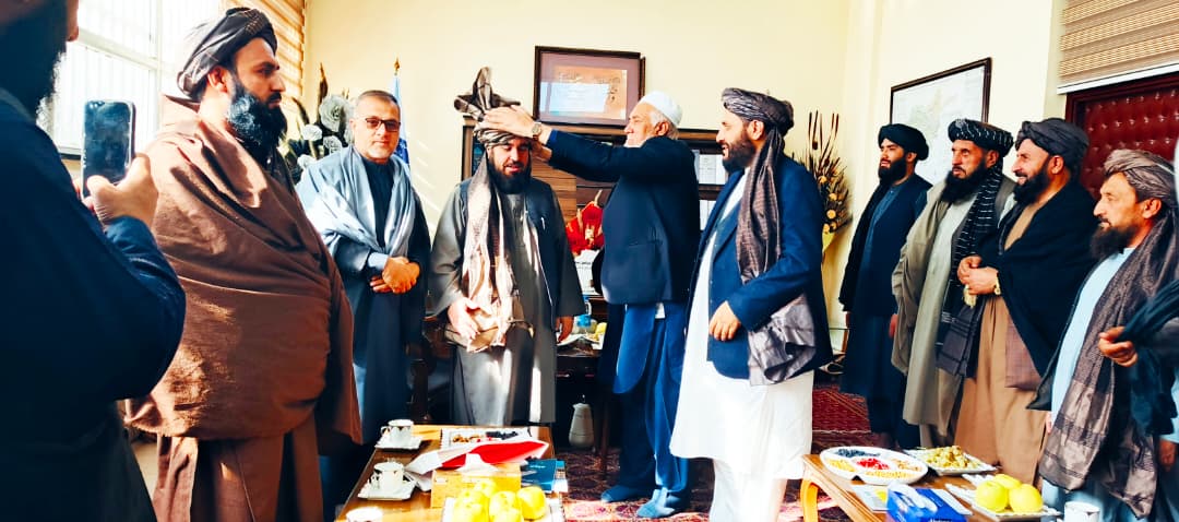 د ټولګټو وزارت مالي او اداري مرستیال په دوو جلا جلا لیدنو کې د احکامو او فرامینو د تعقیب او نظارت محترم لوی رئیس او د سوداګرۍ او صنایعو خونې مسؤلانو سره په خپل کاري دفتر کې وکتل