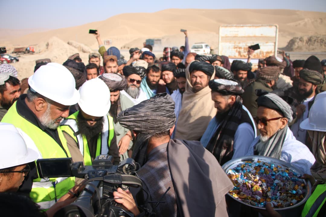 په بلخ ولایت کې د کشنده ولسوالۍ ۱۸ کیلومتره سړک د رغولو چارې د ۴۵۰ میلیونه افغانیو په ارزښت پيل شوې