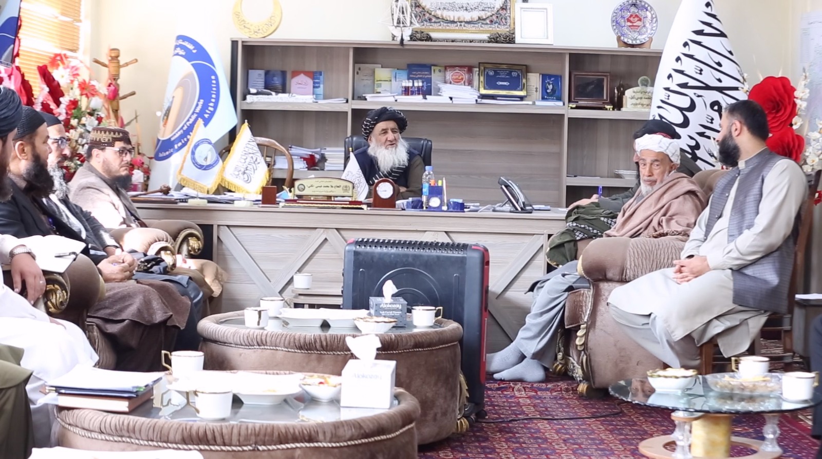 د ټولګټو وزیر د ترکي ساختماني شرکتونو له استازي سره په خپل کاري دفتر کې وکتل