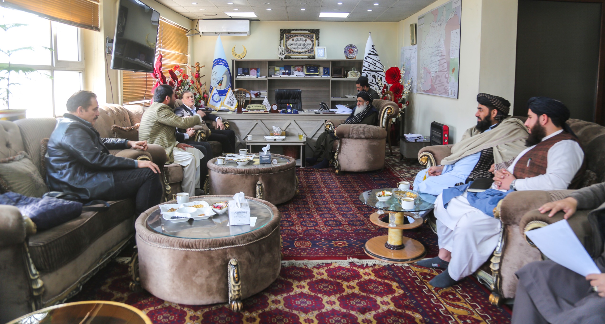 د ټولګټو وزیر په دوو بېلا بېلو لیدنو کې د ترکیې هېواد د یو شمېر شرکتونو له مسؤلانو سره په خپل کاري دفتر کې وکتل