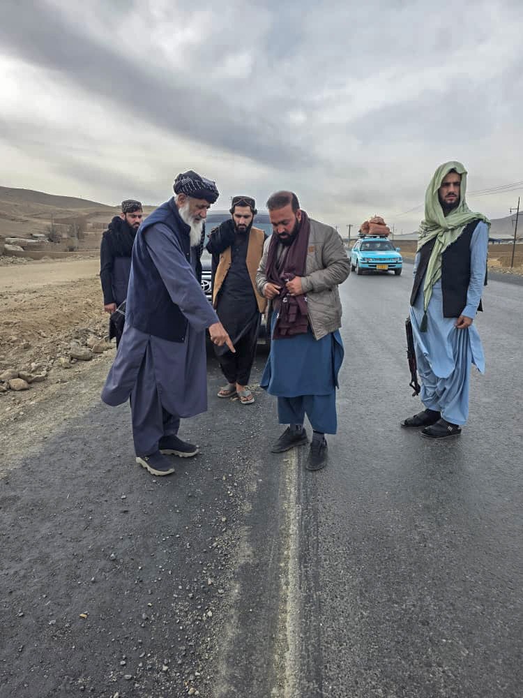 د ټولګټو وزیر د کابل – غزني لویې لارې دویم لین سړک د لومړۍ برخې له کاري بهیر څخه لیدنه وکړه