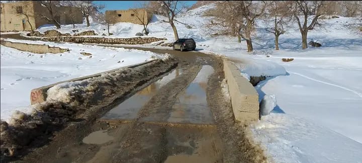 د میدان وردګ ولایت د اوسېدونکو د ترانسپورتي ستونزو د حل په موخه، د ټولګټو وزارت د هڅو په پایله کې د دغه ولایت د چک – دایمیرداد ۶۰ کیلومتره سړک د اساسي رغونې چارې د ټولګټو وزارت او خصوصي سکتور ترمنځ د ۲ میلیارده او ۴۰ میلیونه افغانیو په ارزښت قرارداد شوې دي، چې عملي چارې به یې په نږدې راتلونکي کې پیل شي. یاد سړک د میدان وردګ ولایت له چک ولسوالۍ څخه تر دایمیرداد ولسوالۍ پورې غځېدلی او د چک ولسوالۍ له بېلابېلو سیمو څخه تېرېږي، چې په اوږدو کې یې د یو شمېر مصنوعي ساختمانونو جوړول هم شامل دي. د دغه سړک په بشپړېدو