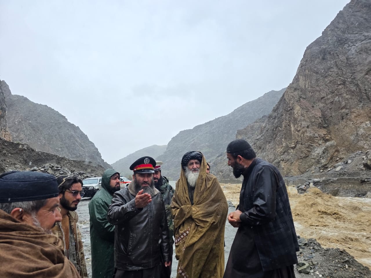 د ټولګټو وزارت وزیر د کابل - جلال‌آباد لویې لارې د غر ښویېدنې له سیمې (تنګي غارو) څخه لیدنه وکړه