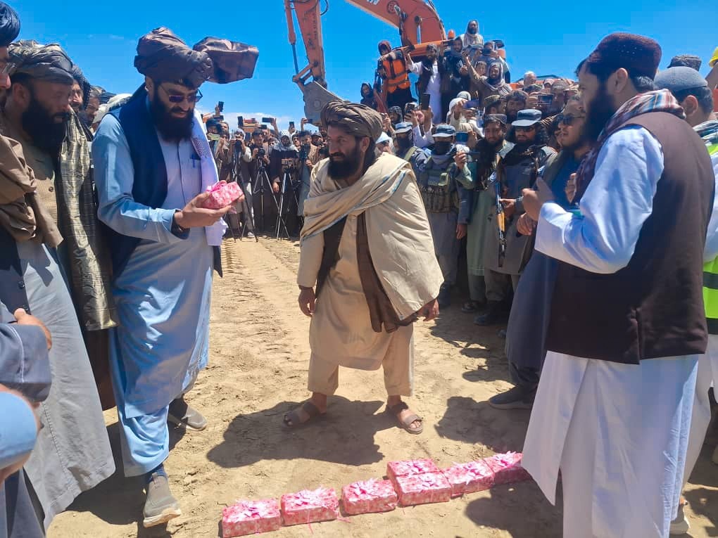 د غزني ولایت اړوند د خوګیاڼیو ولسوالۍ ۲۵ کیلومتره سړک د اساسي رغونې چارې د ۷۵۷ میلونه افغانیو په ارزښت پیل شوې