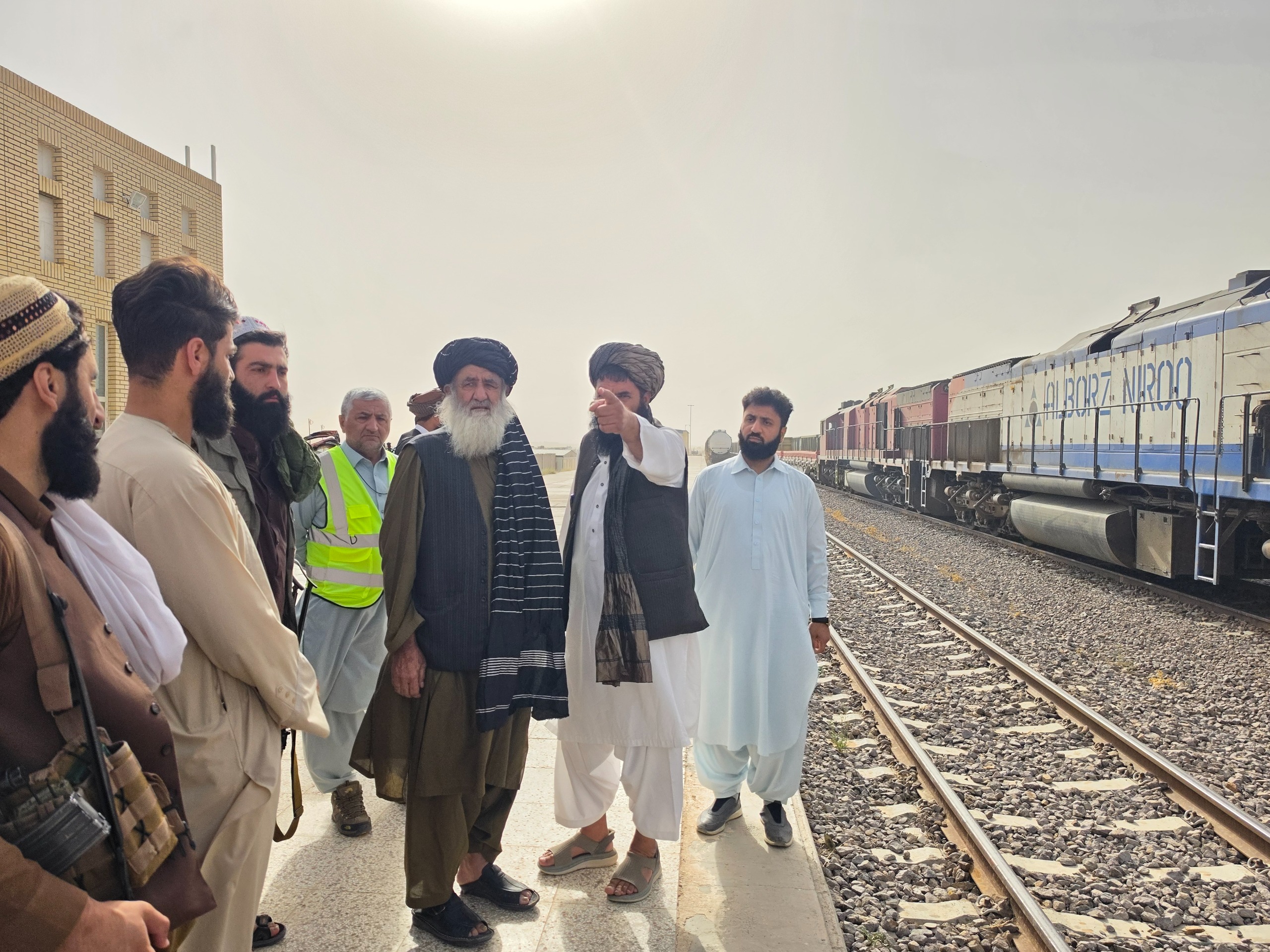 د ټولګټو وزیر د خواف – هرات د اوسپنې پټلۍ د څلورمې قطعې له رغنیزو چارو څخه لیدنه وکړه