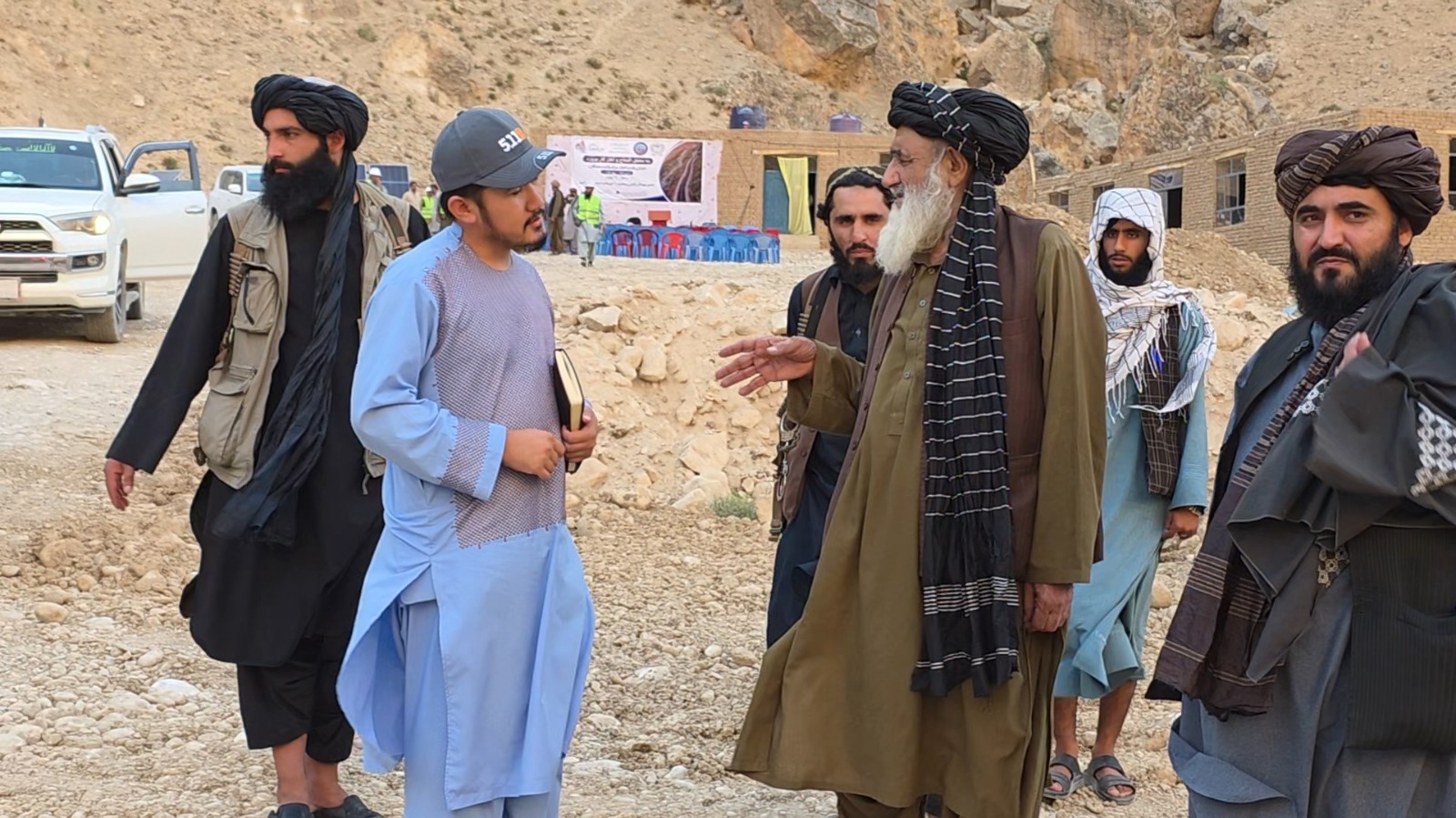 د ټولګټو وزارت محترم وزیر سمنګان ولایت ته د سفر پر مهال د ایبک - روی دو آب سړک څخه لیدنه وکړه